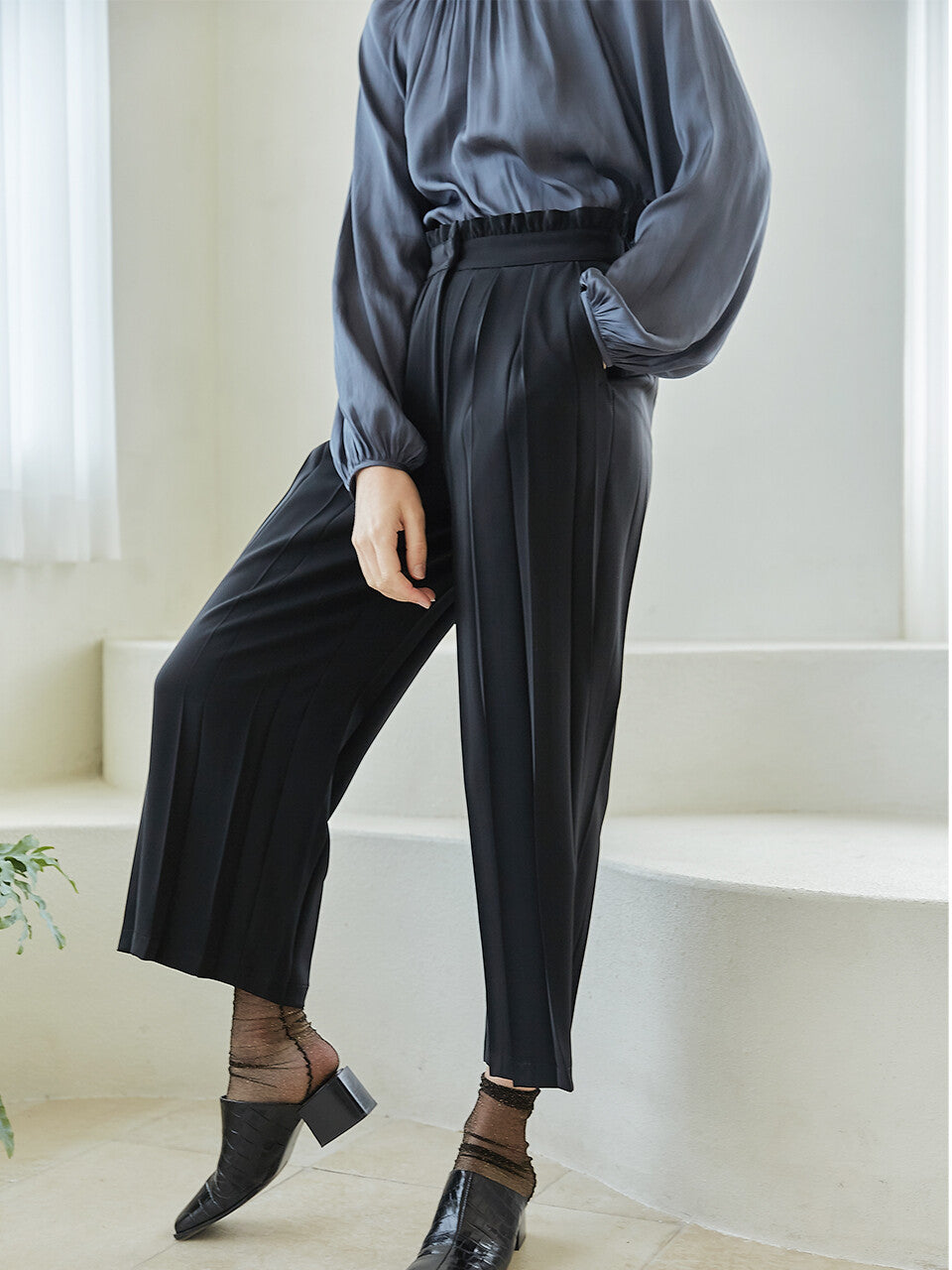 pleated nuun pants
