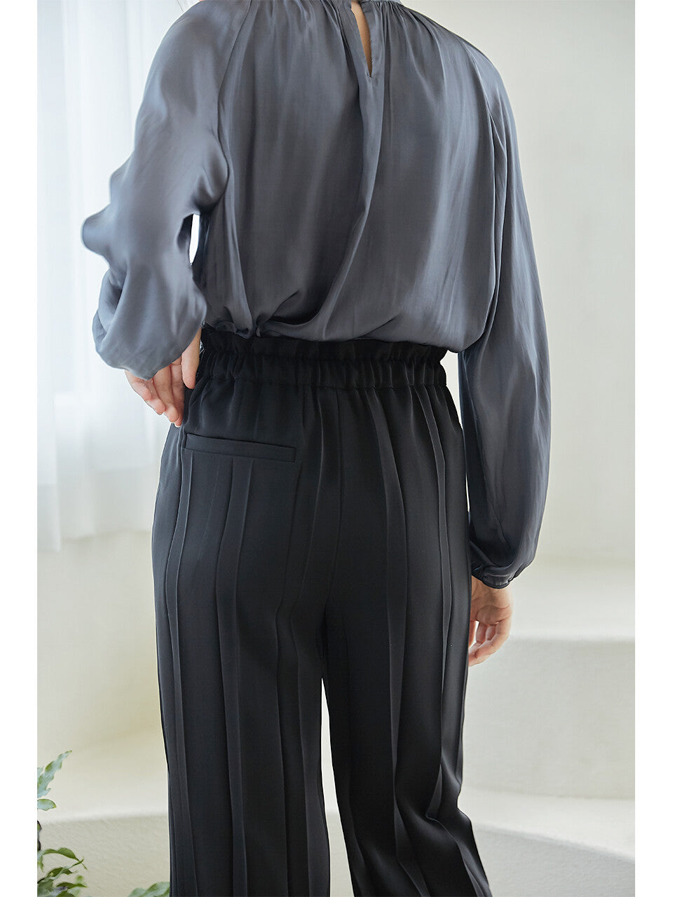 pleated nuun pants