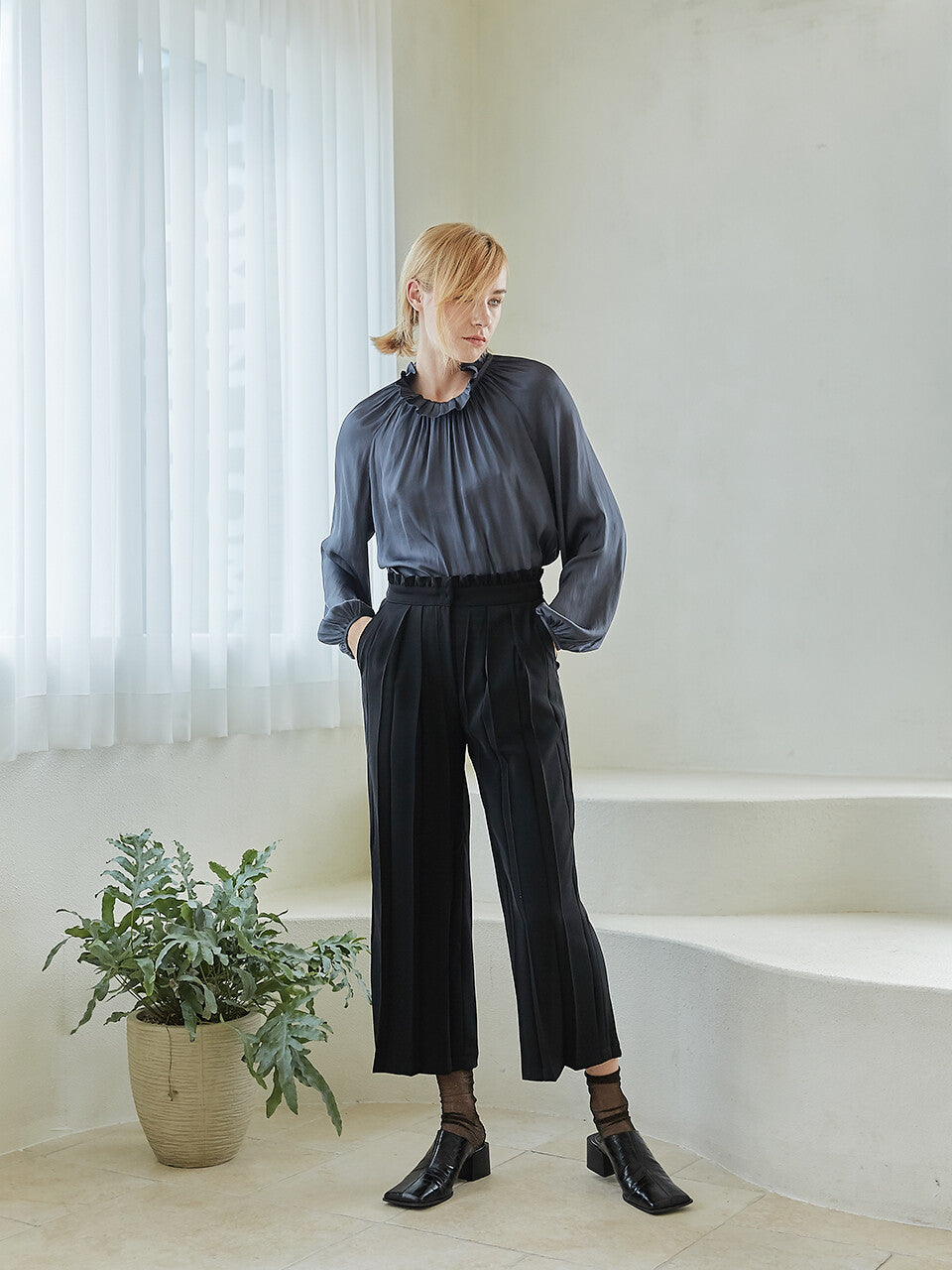 pleated nuun pants