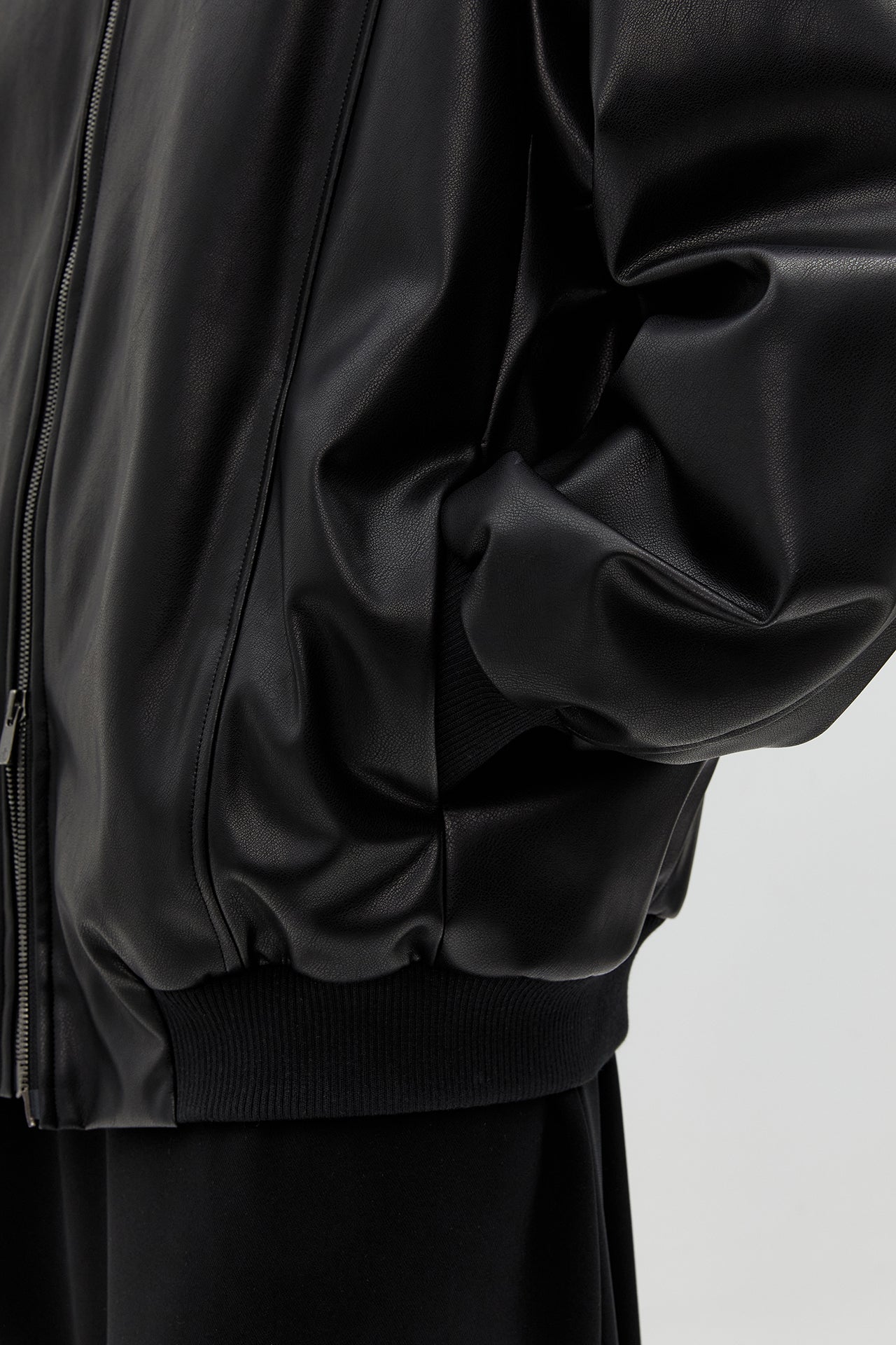 ツーウェイ オーバーフィット ビーガン レザー ジャケット (ブラック)