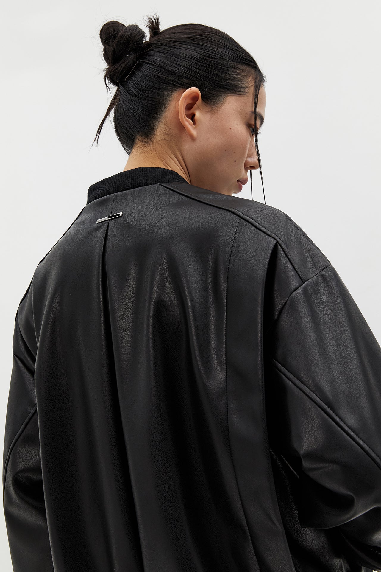 ツーウェイ オーバーフィット ビーガン レザー ジャケット (ブラック)