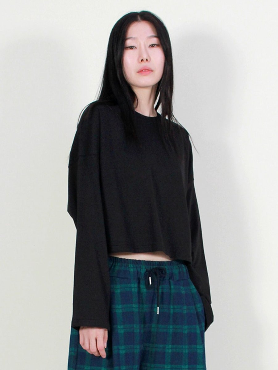 オーバーサイズのセミクロップド丈長袖Tシャツ（ブラック） (Demarc) ＠SEOUL